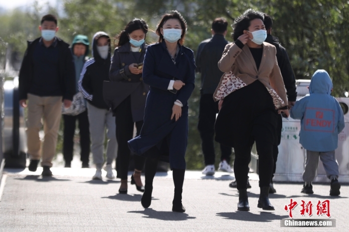 资料图：市民在大风降温天气中出行。 <a target='_blank' href='/'>中新社</a>记者蒋启明摄