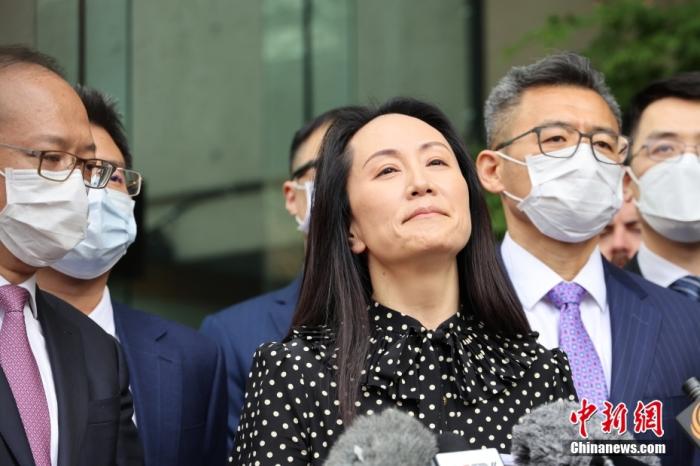 图为孟晚舟当日在位于加拿大温哥华的不列颠哥伦比亚省高等法院门前向媒体发表声明时热泪盈眶。 <a target='_blank' href='/'>中新社</a>记者余瑞冬摄