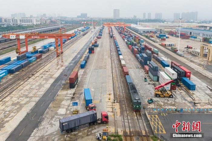 7月13日，中国海关总署公布数据显示，今年上半年中国货物贸易进出口总值19.8万亿元人民币，同比增长9.4%。其中，出口11.14万亿元，增长13.2%；进口8.66万亿元，增长4.8%。资料图为6月8日，航拍江西赣州国际陆港。(无人机照片) <a target='_blank' href='/'>中新社</a>记者刘力鑫摄