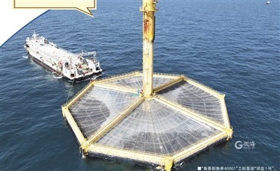 位于青岛的“深蓝1号”再迎丰收，证明我国深远海三文鱼全周期养殖的可行性