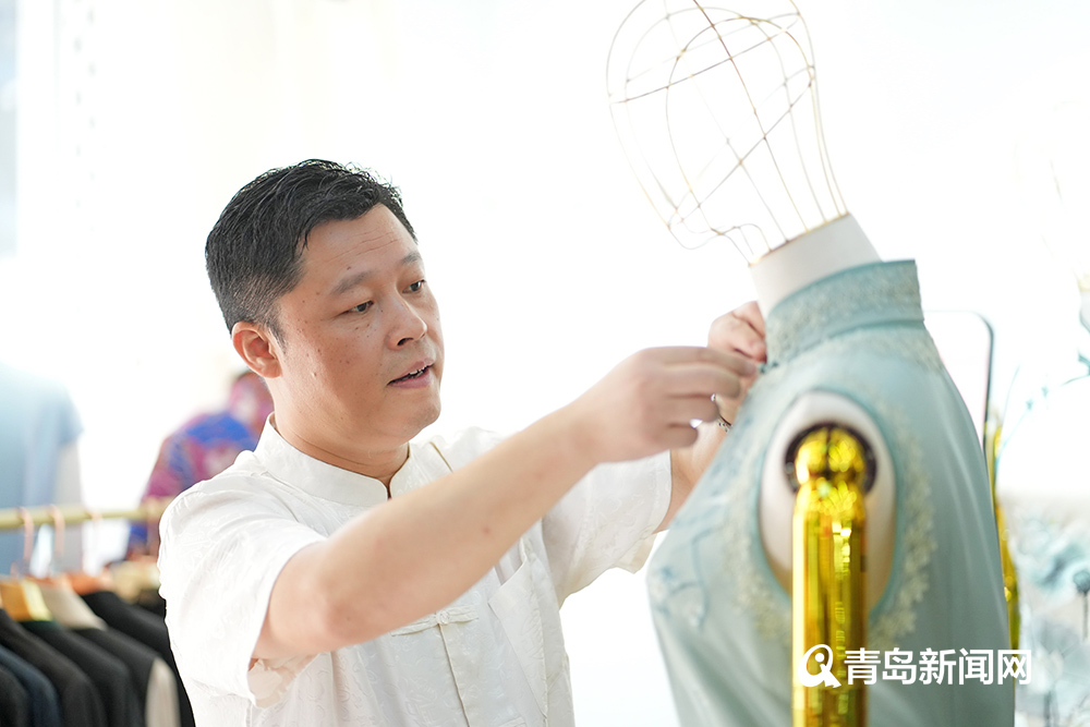 【咱们青岛人】台东有位“旗袍匠人” 坚守传统工艺23年 手造旗袍近万件