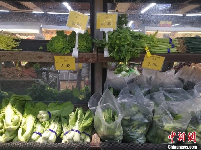 超市里的蔬菜价格。 <a target='_blank' href='/' >中新网</a>记者谢艺观摄