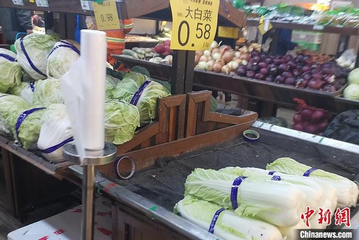 超市里的蔬菜价格。 <a target='_blank' href='/' >中新网</a>记者谢艺观摄