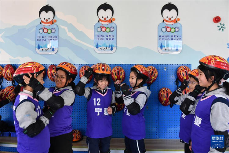 山东青岛：乐享冰雪运动 助力健康成长