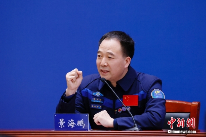 图为景海鹏回答记者提问。<a target='_blank' href='/'>中新社</a>记者韩海丹摄