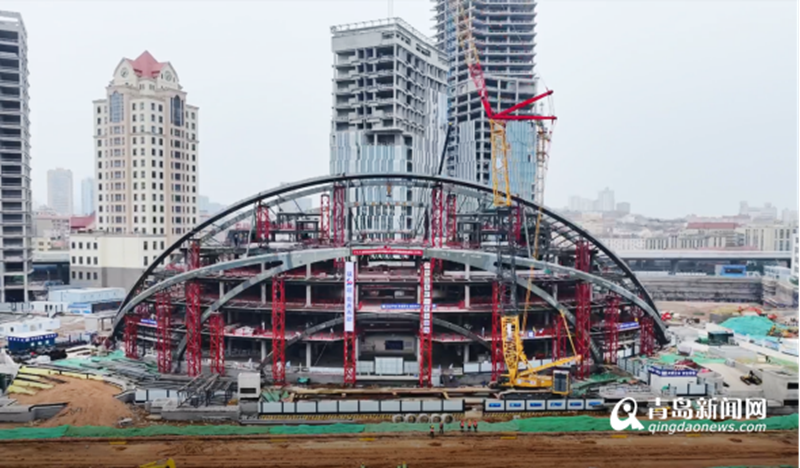 “世界之眼” 钢拱结构合拢封顶!青岛新地标2025年建成投用 - 青岛新闻网