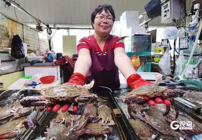 积雨路段轮椅老人遇阻碍 城阳巴士驾驶员助他安全出行