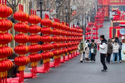 大年初一的杭州灵隐寺有多热闹？一位执勤民警仅身份证就捡到38张