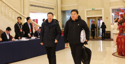 出席市政协十四届四次会议的政协委员向大会报到