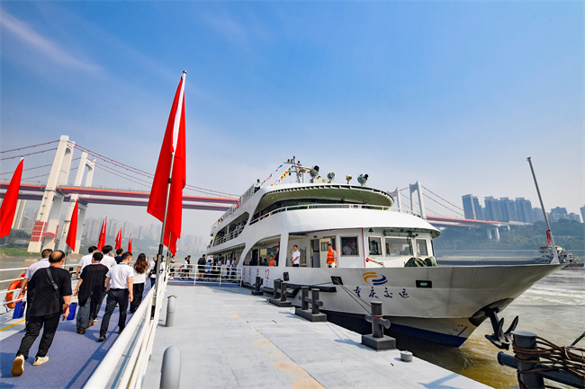 游客们登上“半岛小渡”轮船。主办方供图