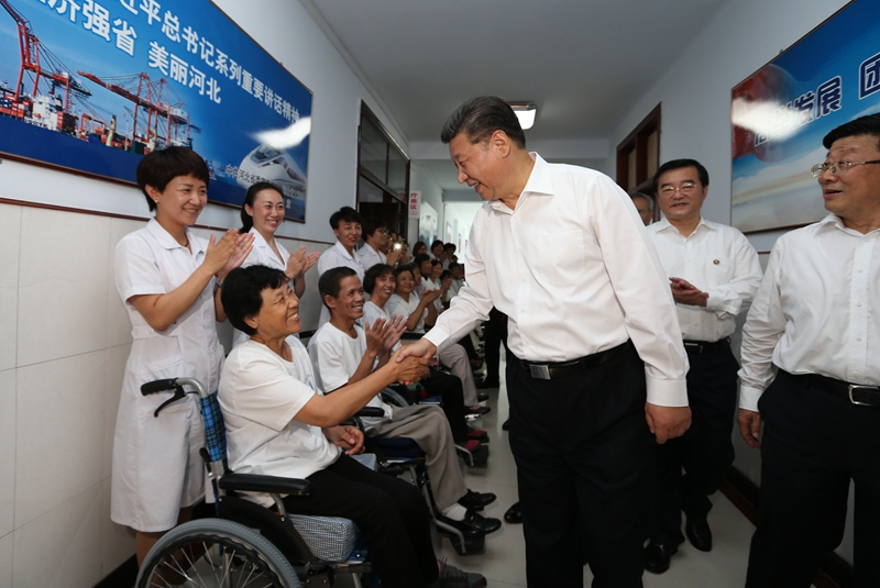 2016年7月28日,习近平总书记在河北唐山市截瘫疗养院看望慰问截瘫伤员。