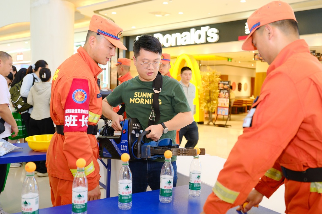 活动现场展示的森林防灭火装备吸引市民关注。重庆市林业局供图