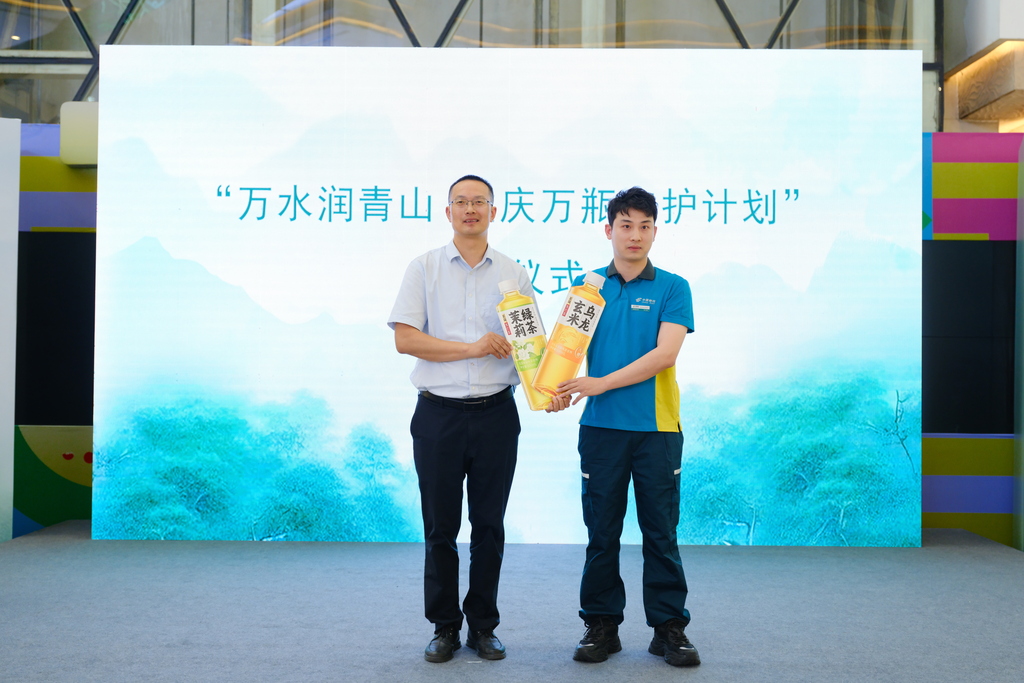 重庆品正食品有限公司（宜简）与重庆邮政投递员进行现场交接工作。