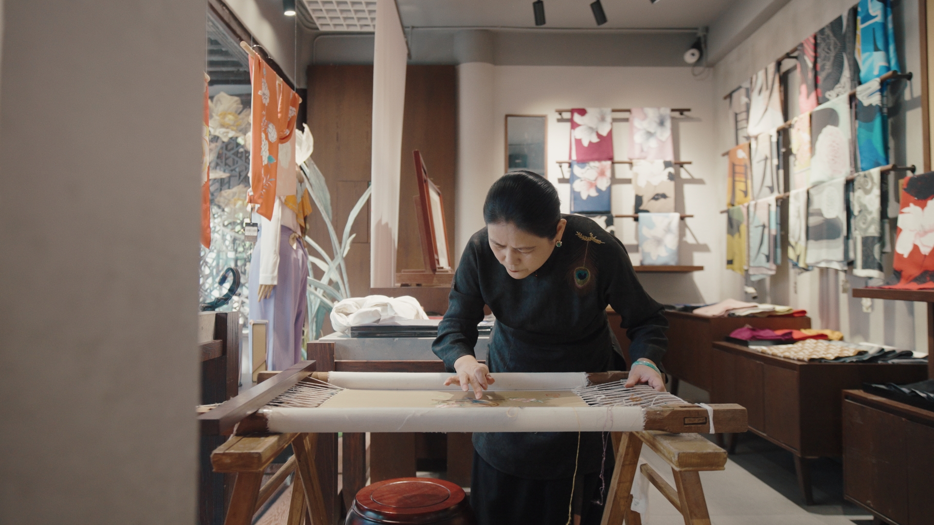 苏绣代表性传承人卢建英正在绣制作品。人民网记者葛泰佚摄