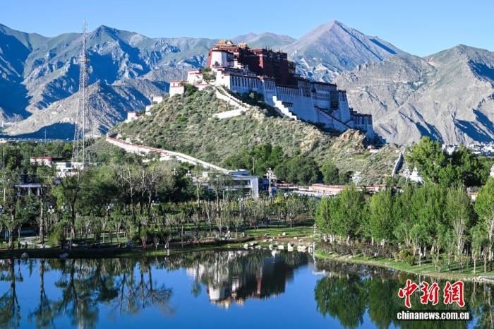 8月5日,随着西藏自治区成立60周年大庆临近,拉萨街头处处洋溢着喜庆氛围。市区主干道的路灯杆上,崭新的国旗与彩旗有序悬挂,鲜艳夺目。人行天桥完成升级改造,装饰板上国旗、石榴籽、牡丹花、浪潮、山川、连心结、雪山与哈达等元素相互交融,别具特色。工作人员正紧锣密鼓地布置花坛,五彩花卉将为城市增添斑斓色彩。此外,各大广场、公园也在装点,准备迎接八方来客。拉萨正以最美姿态,迎接这一重要时刻。图为从团结公园遥望布达拉宫。<a target='_blank' href='/'>中新社</a>记者贡嘎来松摄