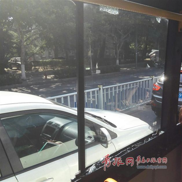 组图：12路公交清江路玻璃突自爆 疑因天气热