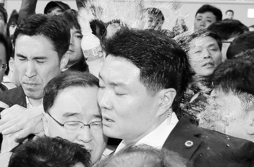 韩国总理遭家属泼水
