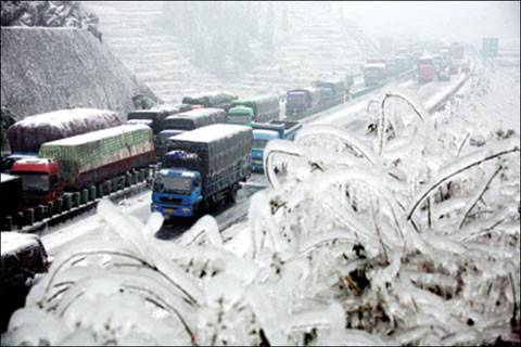 2008年1月13日开始，受冰雪影响，上万台车辆滞留在京珠高速公路上。