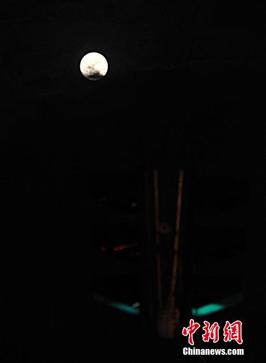 12月13日晚，福州上空拍摄的“超级月亮”。当日，继今年10月17日和11月14日之后，“超级月亮”再次现身天宇。这是今年以来，月球第三次最接近地球。中新社记者 张斌 摄