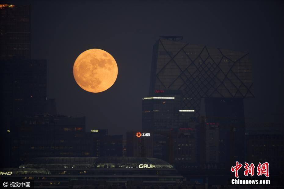 12月13日，北京，继今年10月17日和11月14日之后，“超级月亮”12月13日晚再次现身天宇。（二次曝光拍摄）阳子 摄 视觉中国