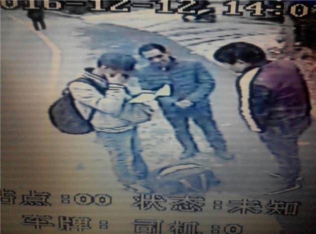 事情从12月12日上午12点左右说起，130路车长赵鹏飞驾驶车辆行驶到终点站，一位男乘客提着一个包裹告诉车长，这是车上乘客落下的。