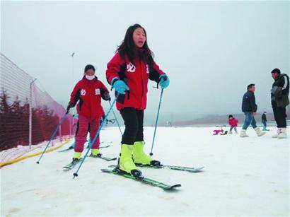 青岛旅游迎小高峰：滑雪场爆满 乡村线路变热