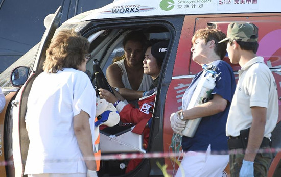 中国首位达喀尔女车手冲出赛道 致十人受伤