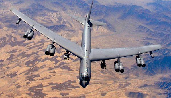 秀肌肉!美军B-52轰炸机飞越韩国 可投射核武器