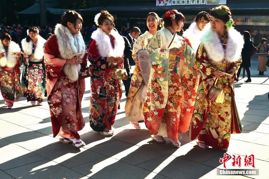 日本美女导游盛装打扮提前庆祝"成人节"