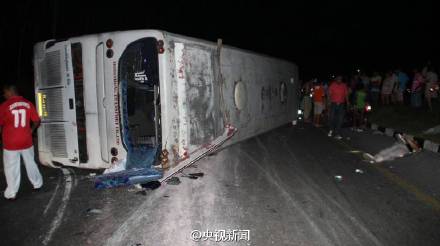 泰国旅游中巴攀牙湾翻车 18名中国游客受伤