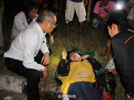 泰国旅游中巴攀牙湾翻车 18名中国游客受伤