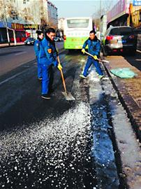 海伦路水管破裂形成30米冰带 马路变溜冰场