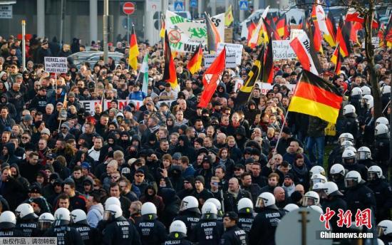 德国爆发反移民示威。示威者还以德国总理默克尔为抨击目标，指控她透过自己对难民的自由立场，任由难民在德国横行。