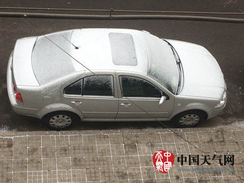17日晨，天津市区的车辆上覆盖着薄薄的积雪。（赵敏