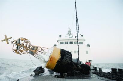深海灯浮标被吹跑 工作人员航行30海里追回