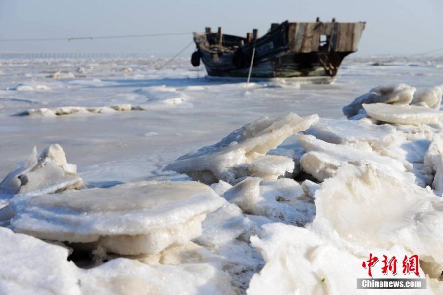 胶州湾冰封场面壮观 渔船冻结在海面