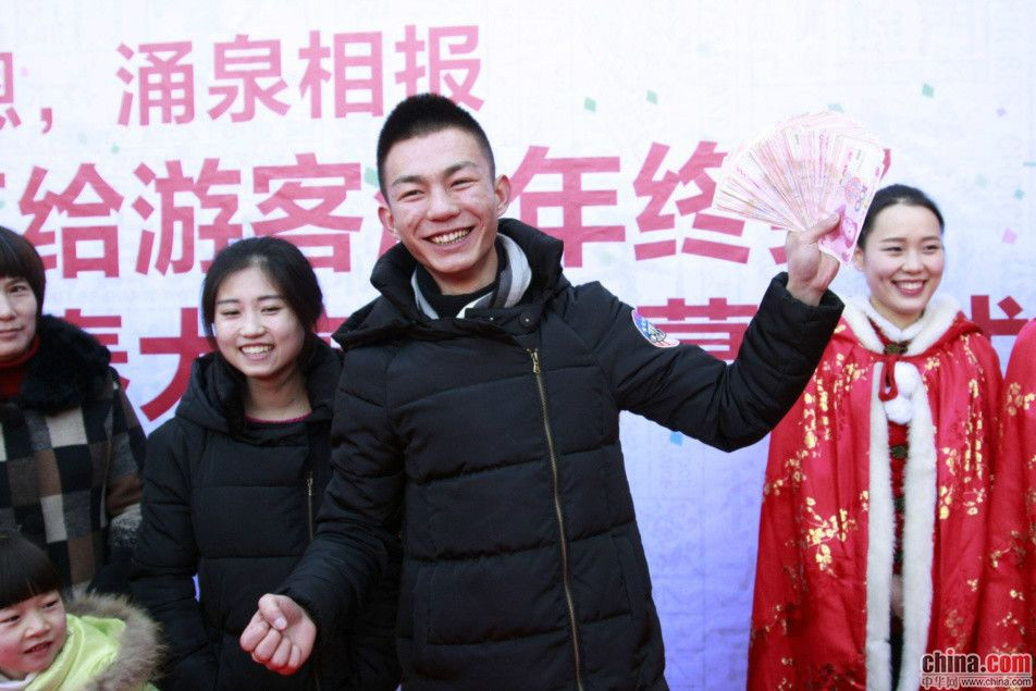 杭州一 景区给游客发年终 奖 百元钞票满天飞任