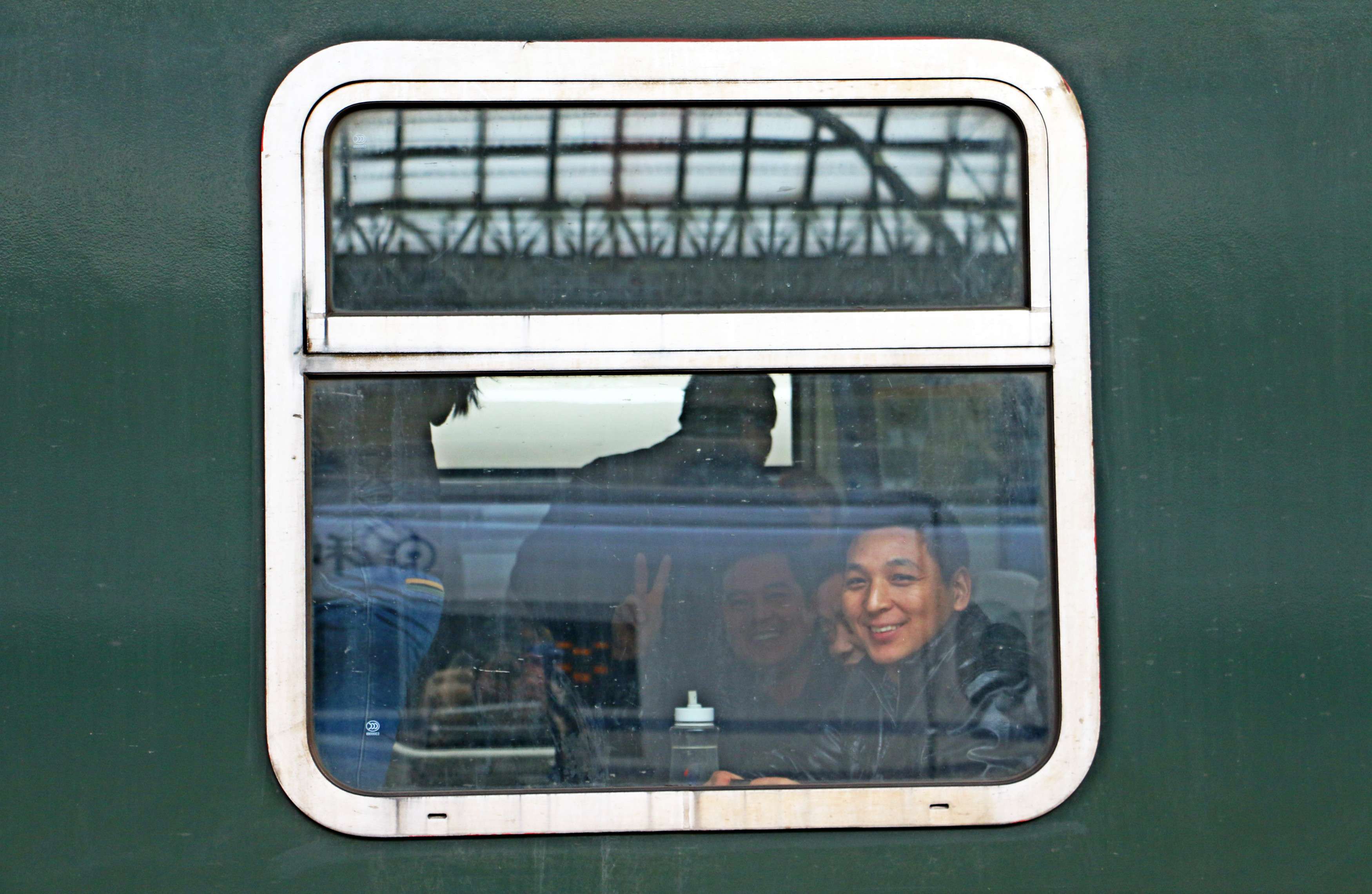 高清：一窗一世界 实拍车窗里的青岛春运