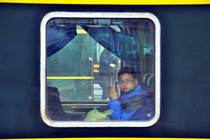高清：一窗一世界 实拍车窗里的青岛春运