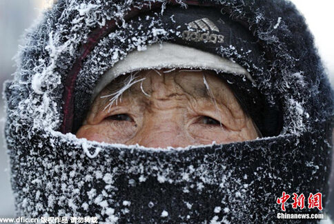 八旬老人零下31度摆摊卖茶叶蛋 冰雪挂满面庞