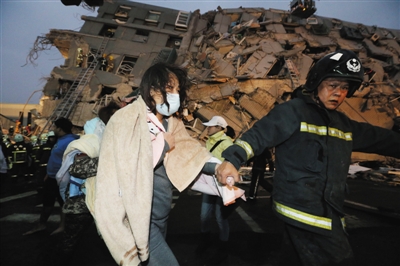 2月6日，救援人员在台南市永康区维冠大楼营救被困人员。 新华社发