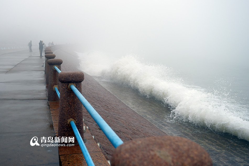 高清：青岛遇天文大潮 澳门路附近海域掀巨浪