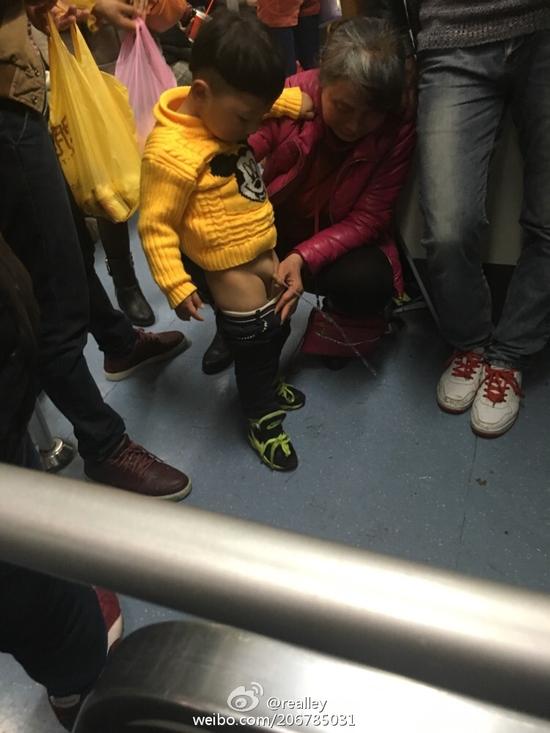 曝大妈在地铁车厢里让孩子尿尿 网友：过分
