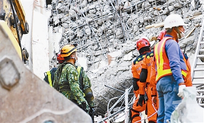 新华社电（记者 王昀加 何自力 柳新勇）台湾救援机构11日公布的最新数据显示，截至当日7时30分，台湾南部地震已造成55人死亡，其中53人是从倒塌的台南市永康区维冠金龙大楼中发现的。