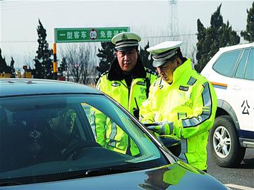 记者跟访潍莱高速大队民警 7天拍8000多起违法