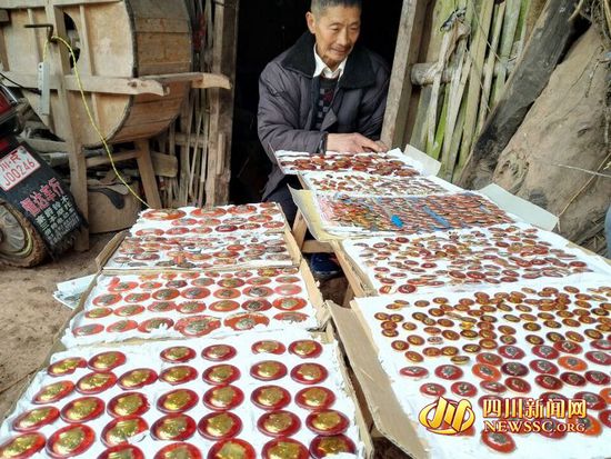 看着近千枚毛主席像章，杨永端说，自己最喜欢收藏“红色”藏品