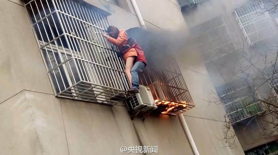 女子家中着火被困 快递小哥爬楼撞开防盗网救人