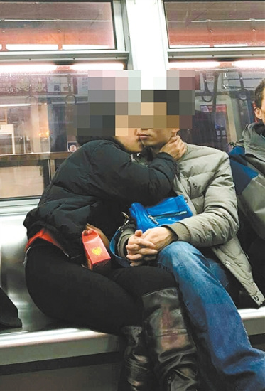 情侣地铁里接吻 9岁女孩：他们在干啥