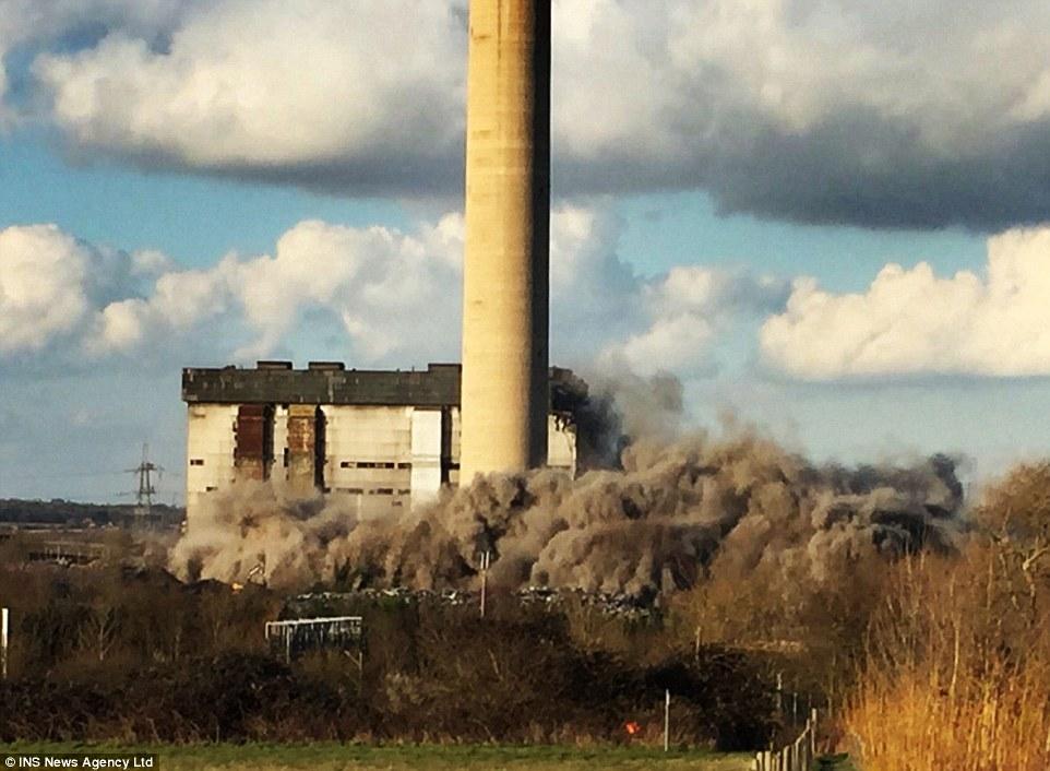 英国发电站发生爆炸 半座楼被炸没