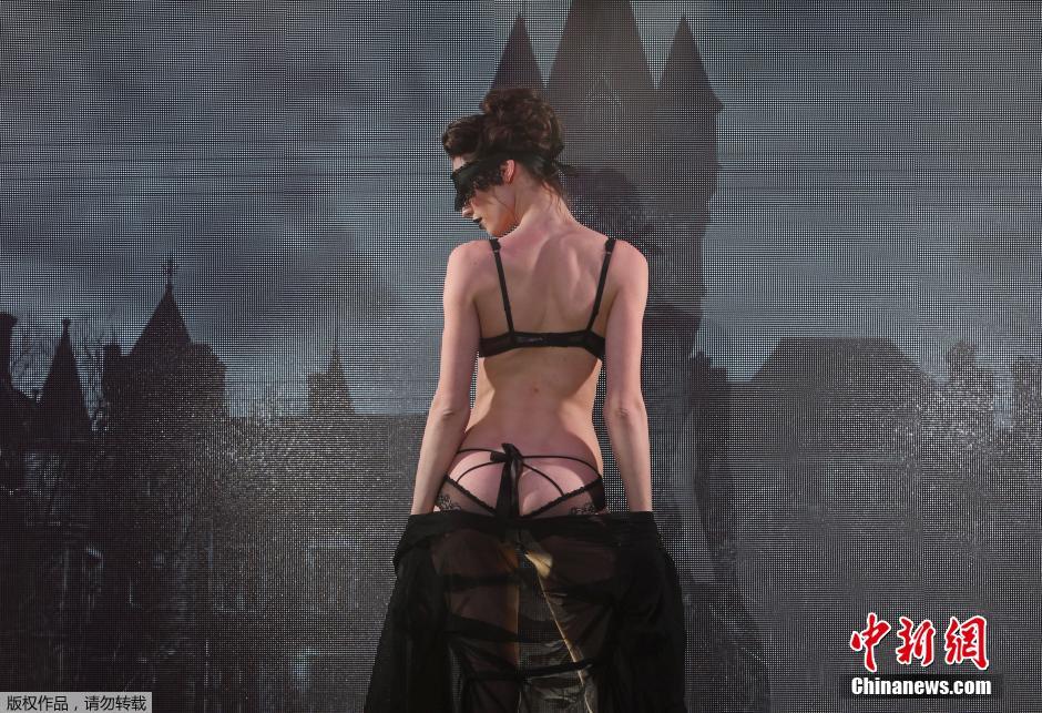 俄罗斯举办国际内衣展 模特大秀身材